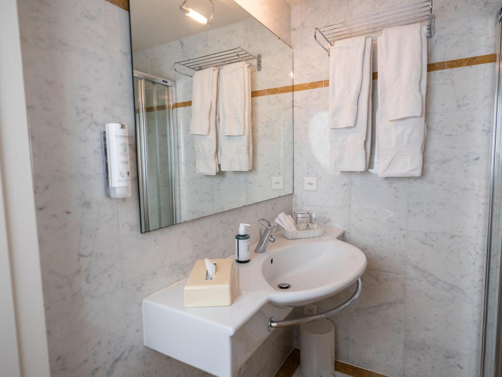 Romantik Hotel De L'Ours Sugiez ภายนอก รูปภาพ