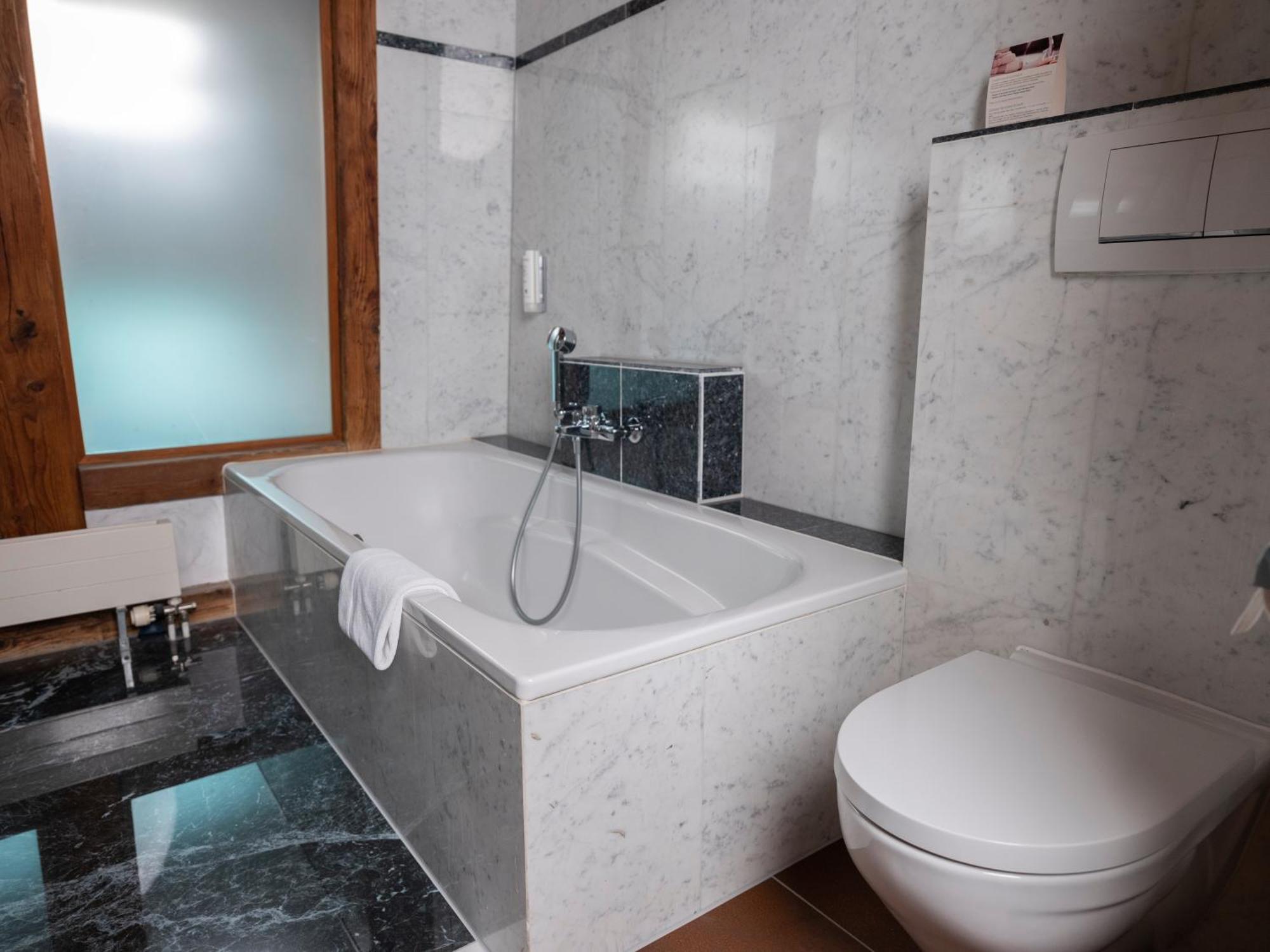 Romantik Hotel De L'Ours Sugiez ภายนอก รูปภาพ