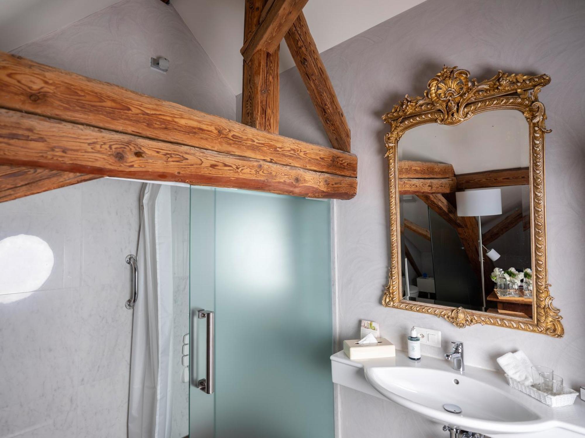 Romantik Hotel De L'Ours Sugiez ภายนอก รูปภาพ
