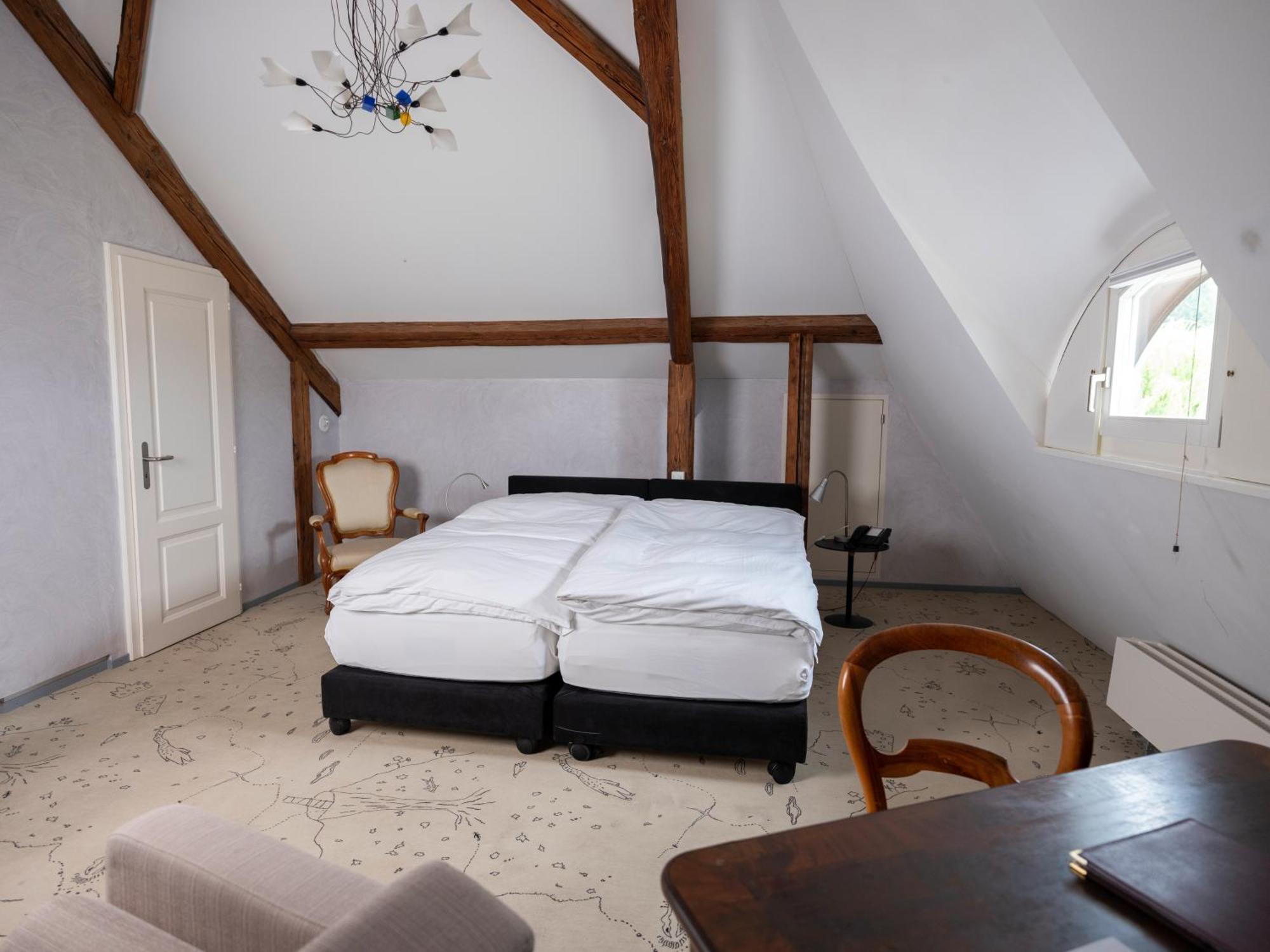 Romantik Hotel De L'Ours Sugiez ภายนอก รูปภาพ