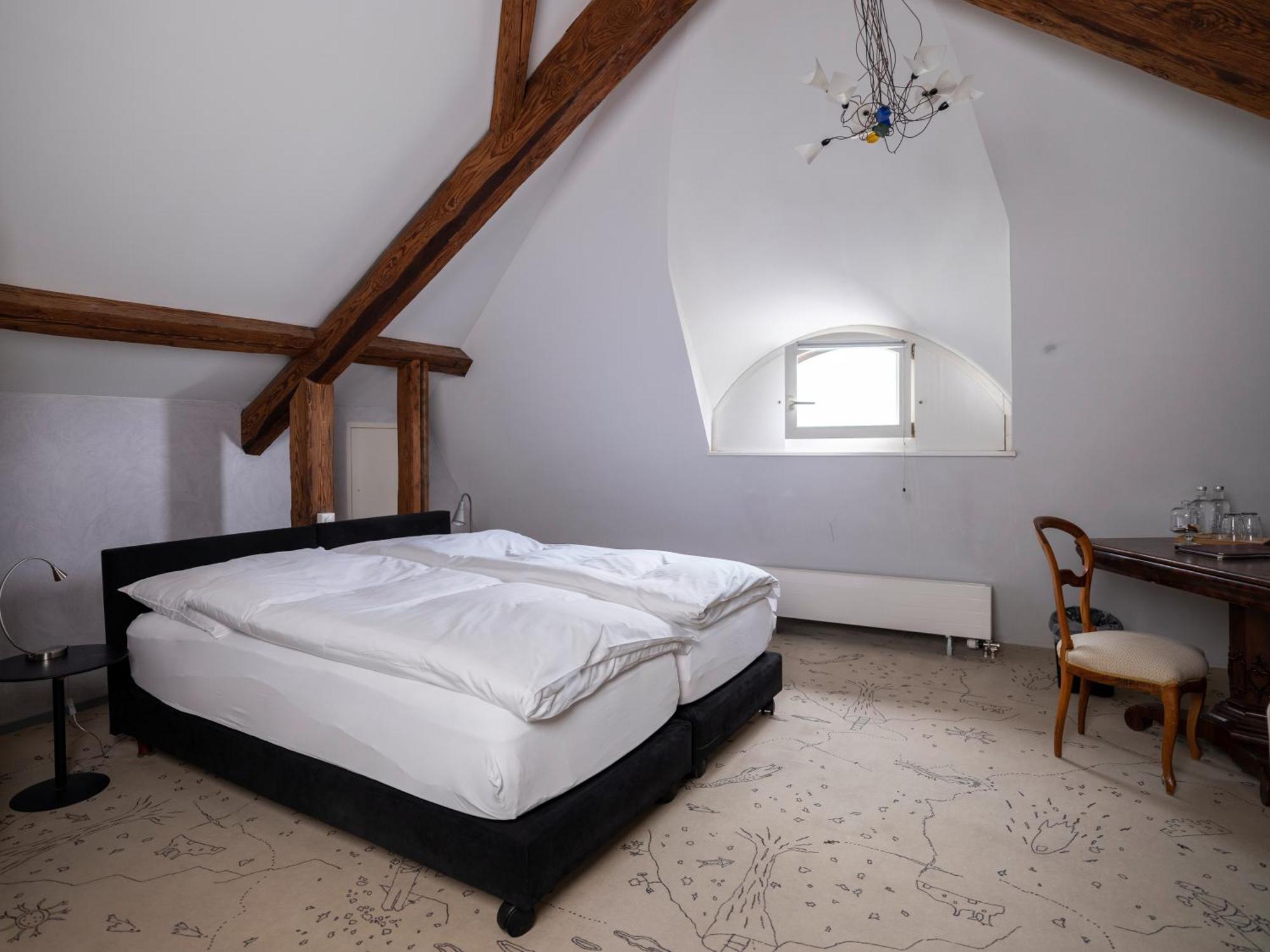 Romantik Hotel De L'Ours Sugiez ภายนอก รูปภาพ