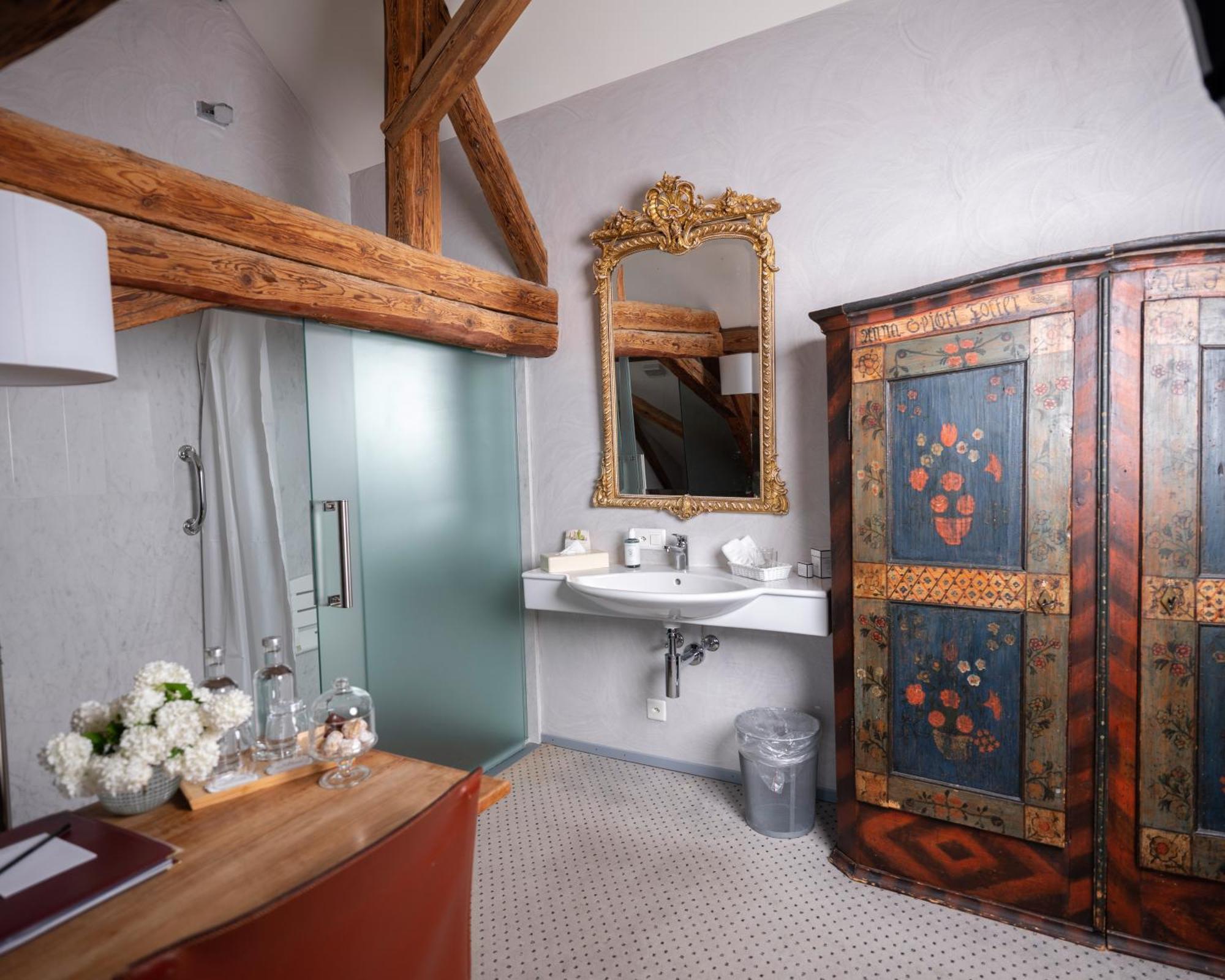Romantik Hotel De L'Ours Sugiez ภายนอก รูปภาพ