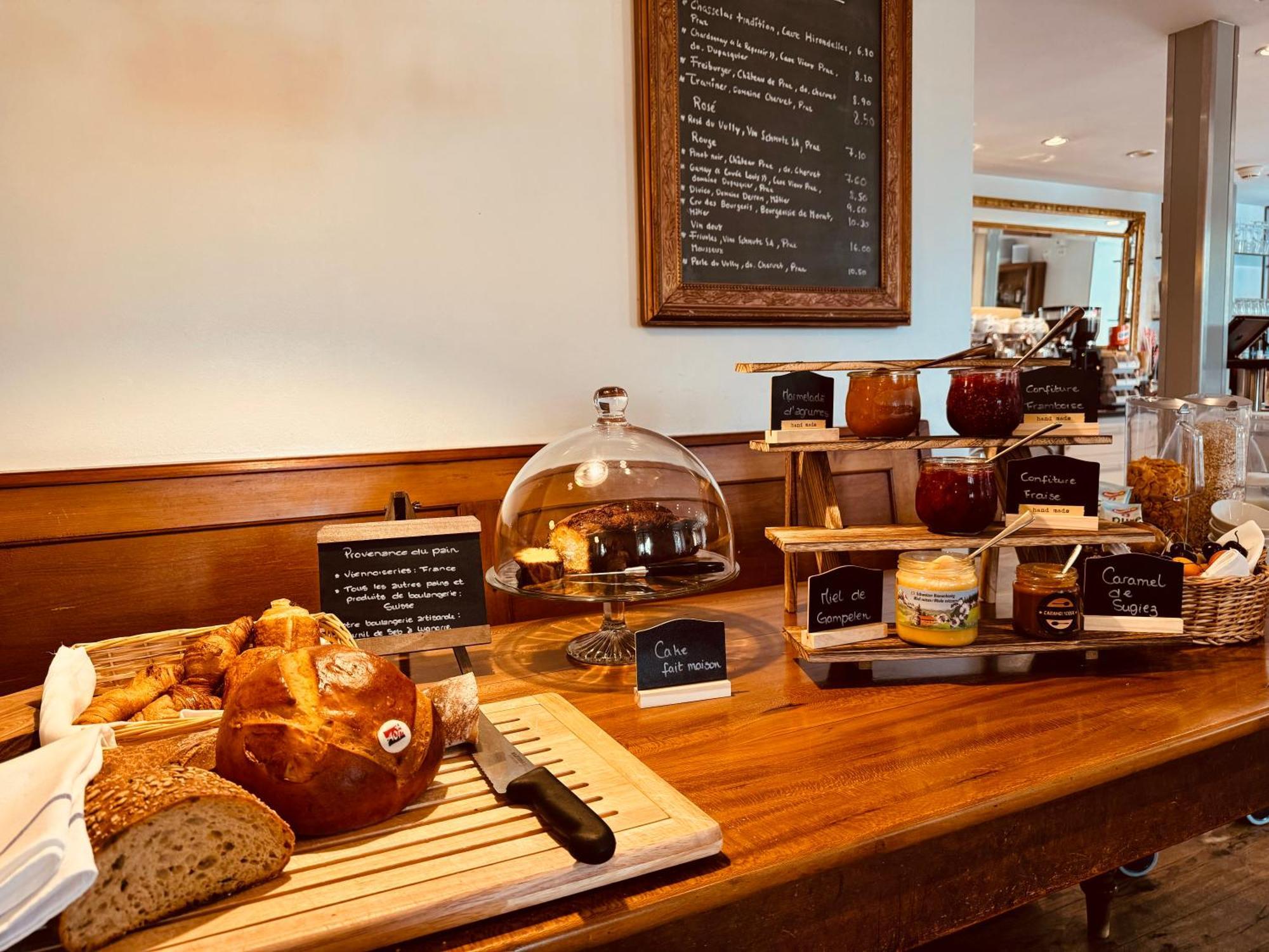 Romantik Hotel De L'Ours Sugiez ภายนอก รูปภาพ