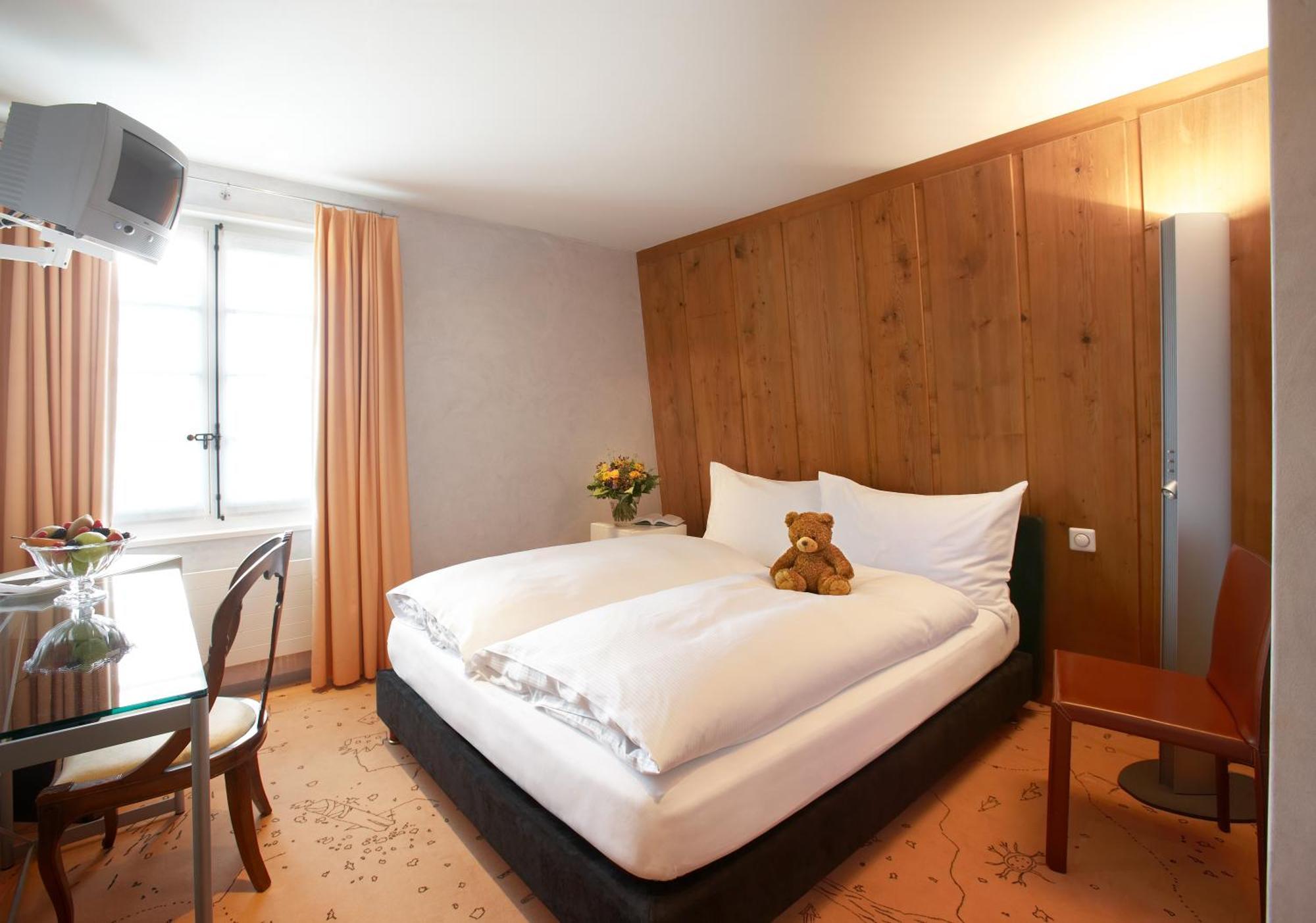 Romantik Hotel De L'Ours Sugiez ภายนอก รูปภาพ