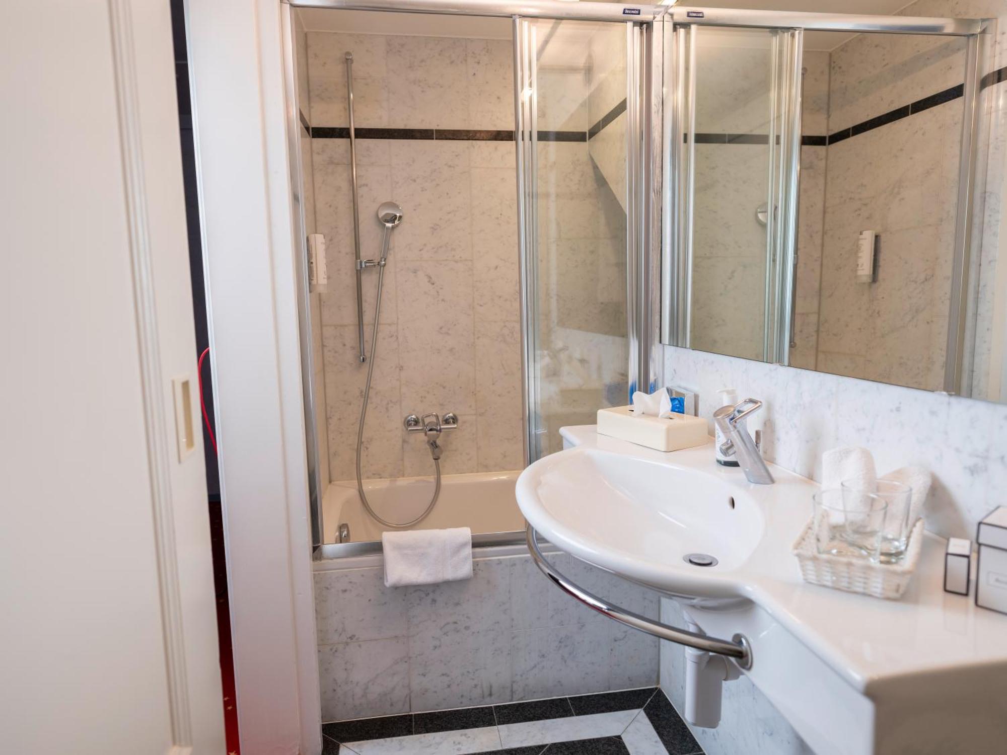 Romantik Hotel De L'Ours Sugiez ภายนอก รูปภาพ