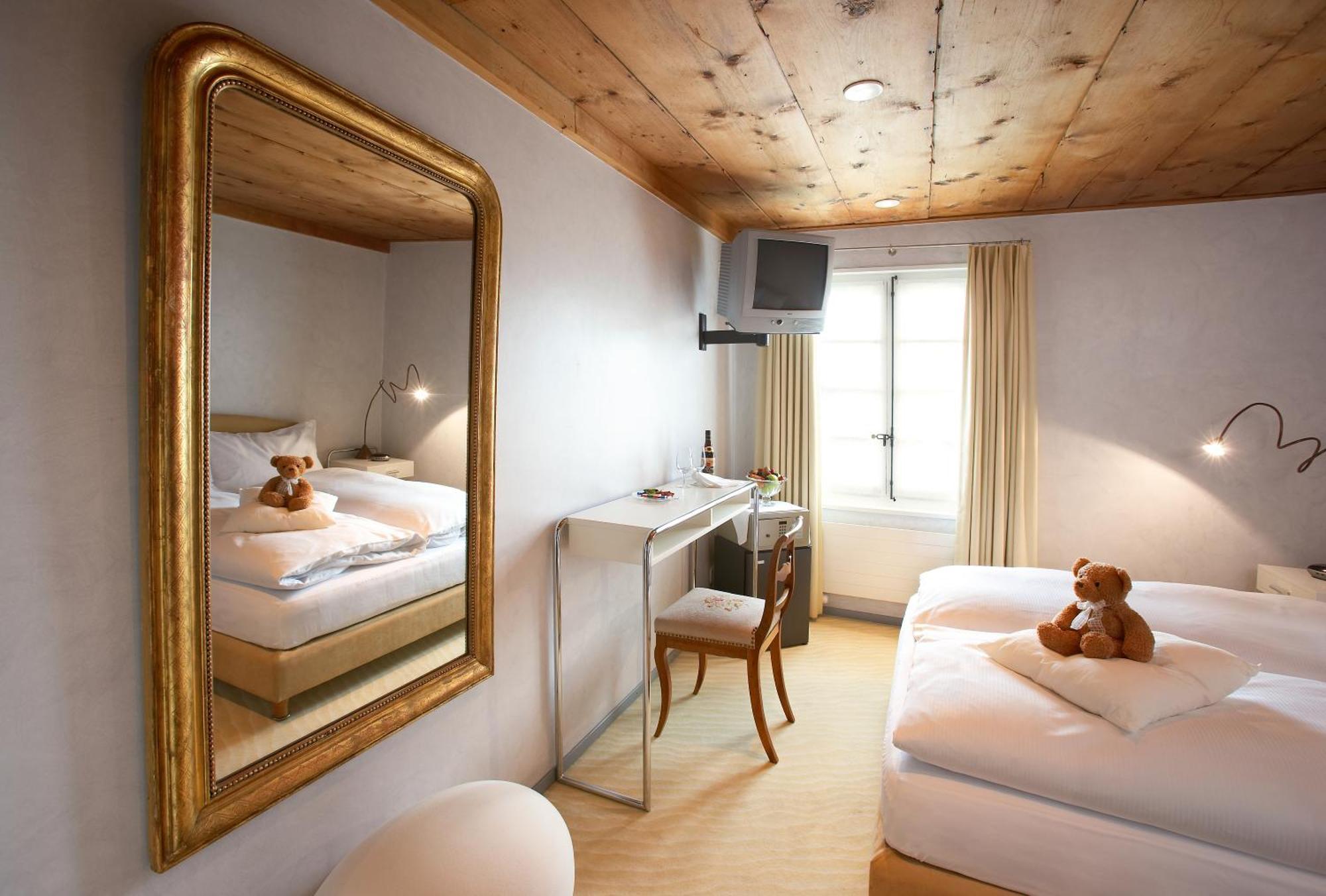 Romantik Hotel De L'Ours Sugiez ห้อง รูปภาพ
