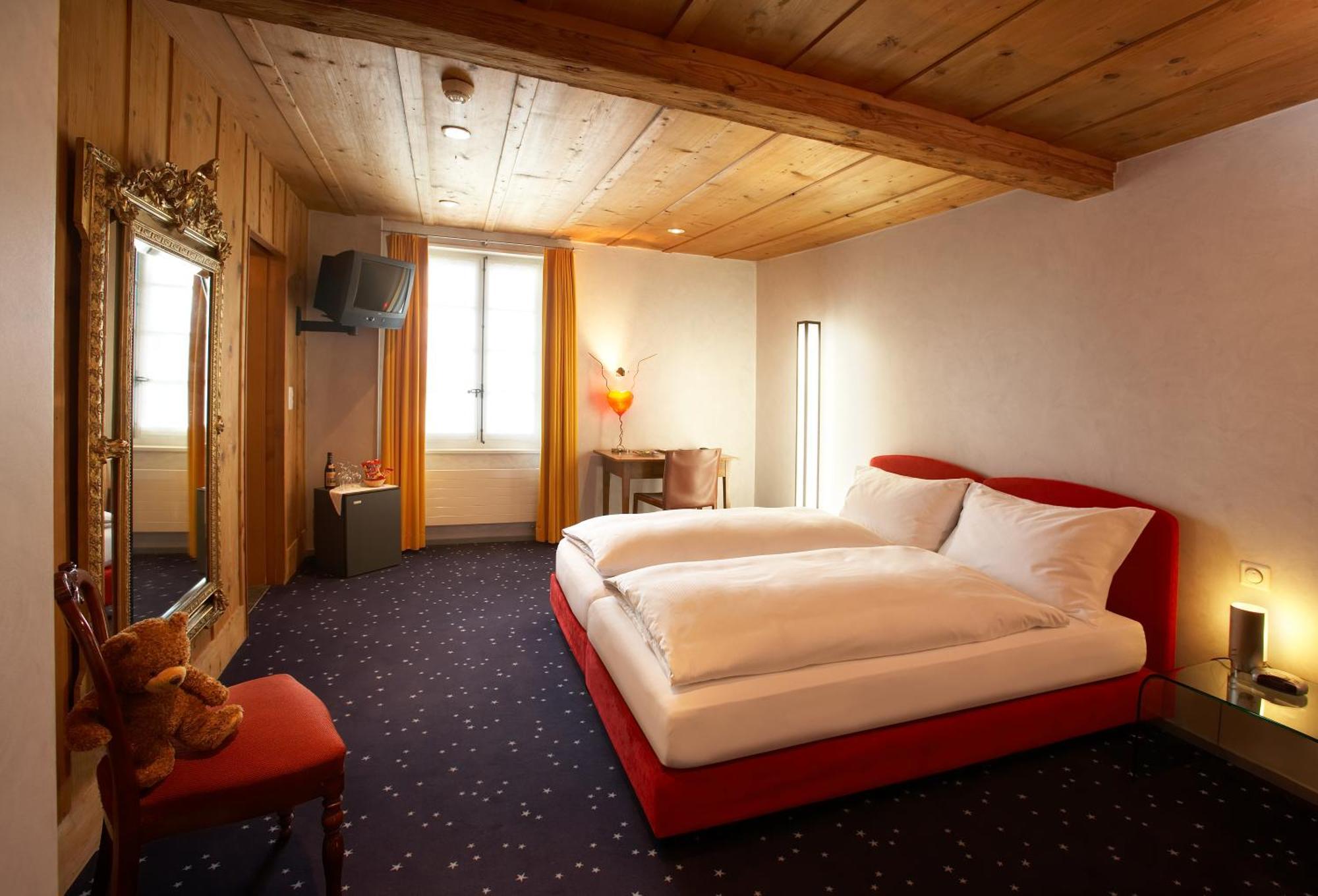 Romantik Hotel De L'Ours Sugiez ภายนอก รูปภาพ